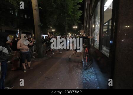 Portland, USA. Mai 2020. Demonstranten zerschlagen am 30. Mai 2020 die Fenster einer Chase-Bank in Portland, Oregon. (Foto: Alex Milan Tracy/Sipa USA) Quelle: SIPA USA/Alamy Live News Stockfoto