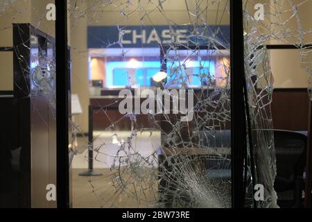 Portland, USA. Mai 2020. Schaden an einer Chase Bank in Portland, Oregon, abgebildet am 30. Mai 2020. (Foto: Alex Milan Tracy/Sipa USA) Quelle: SIPA USA/Alamy Live News Stockfoto