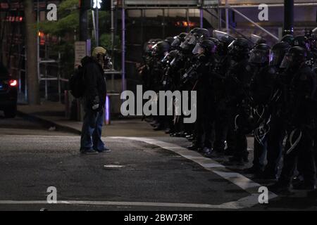 Portland, USA. Mai 2020. Ein Mann konfrontiert die Polizei in Bereitschaftspolizei in Portland, Oregon, am 29. Mai 2020. (Foto: Alex Milan Tracy/Sipa USA) Quelle: SIPA USA/Alamy Live News Stockfoto