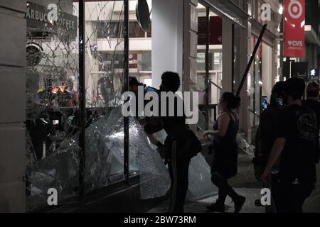 Portland, USA. Mai 2020. Demonstranten zerschlagen am 30. Mai 2020 die Fenster eines Starbucks in Portland, Oregon. (Foto: Alex Milan Tracy/Sipa USA) Quelle: SIPA USA/Alamy Live News Stockfoto