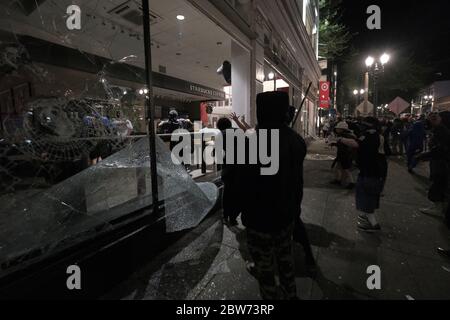 Portland, USA. Mai 2020. Demonstranten zerschlagen am 30. Mai 2020 die Fenster eines Starbucks in Portland, Oregon. (Foto: Alex Milan Tracy/Sipa USA) Quelle: SIPA USA/Alamy Live News Stockfoto