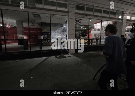 Portland, USA. Mai 2020. Demonstranten zerschlagen am 30. Mai 2020 die Fenster eines Starbucks in Portland, Oregon. (Foto: Alex Milan Tracy/Sipa USA) Quelle: SIPA USA/Alamy Live News Stockfoto