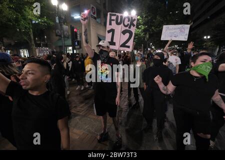 Portland, USA. Mai 2020. Demonstranten marschieren am 29. Mai 2020 nach einer Mahnwache für George Floyd durch die Straßen von Portland, Oregon. (Foto: Alex Milan Tracy/Sipa USA) Quelle: SIPA USA/Alamy Live News Stockfoto