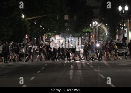 Portland, USA. Mai 2020. Demonstranten marschieren am 29. Mai 2020 nach einer Mahnwache für George Floyd durch die Straßen von Portland, Oregon. (Foto: Alex Milan Tracy/Sipa USA) Quelle: SIPA USA/Alamy Live News Stockfoto