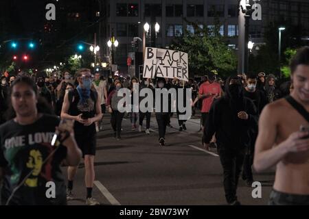 Portland, USA. Mai 2020. Am 30. Mai 2020 marschieren Demonstranten durch die Straßen von Portland, Oregon. (Foto: Alex Milan Tracy/Sipa USA) Quelle: SIPA USA/Alamy Live News Stockfoto