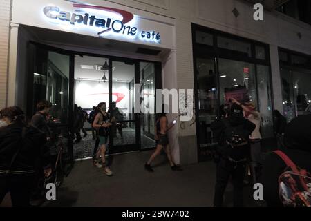 Portland, USA. Mai 2020. Demonstranten zerschlagen am 30. Mai 2020 Fenster und betreten die Capital One Bank in Portland, Oregon. (Foto: Alex Milan Tracy/Sipa USA) Quelle: SIPA USA/Alamy Live News Stockfoto