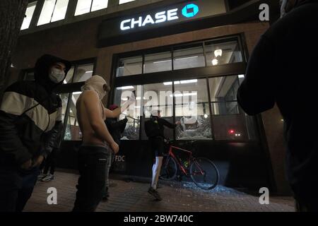 Portland, USA. Mai 2020. Demonstranten zerschlagen am 30. Mai 2020 die Fenster einer Chase-Bank in Portland, Oregon. (Foto: Alex Milan Tracy/Sipa USA) Quelle: SIPA USA/Alamy Live News Stockfoto