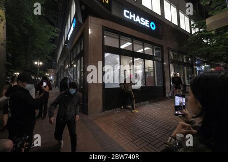 Portland, USA. Mai 2020. Demonstranten zerschlagen am 30. Mai 2020 die Fenster einer Chase-Bank in Portland, Oregon. (Foto: Alex Milan Tracy/Sipa USA) Quelle: SIPA USA/Alamy Live News Stockfoto