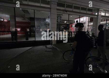 Portland, USA. Mai 2020. Demonstranten zerschlagen am 30. Mai 2020 die Fenster eines Starbucks in Portland, Oregon. (Foto: Alex Milan Tracy/Sipa USA) Quelle: SIPA USA/Alamy Live News Stockfoto