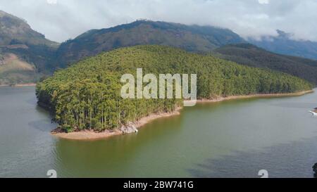 Luftaufnahme schöne Natur mit Bergen und Hügeln am See Mattupetty. Kerala In der Nähe der Stadt Munar. Stockfoto