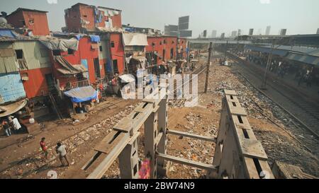 Mumbai, Indien - 17. Dezember 2018: Dharavi-Slums im Osten von Mumbai. Bandra District, Maharashtra, Indien. Stockfoto