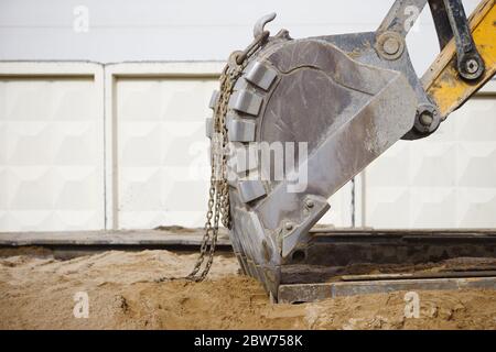 Nahaufnahme des Baggers (Grader, Traktor) Eimer mit Ketten Stockfoto