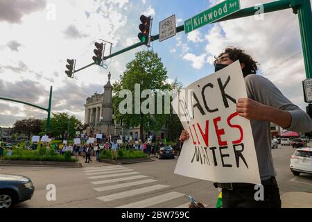 Ein Protestler hält ein Plakat mit Worten von "Black Lives Matter" während der George Floyd Morde Proteste. Demonstranten wütend über die Tötung von George Floyd durch die Polizei in Minneapolis, Minnesota märz zum Grafschaftsgefängnis in Solidarität mit anderen Demonstranten am Freitag 29 in Bloomington, Indiana. Die Proteste begannen mit einer Kundgebung, aber später gingen die Demonstranten auf die Straße und begannen, den Verkehr zu blockieren. Stockfoto