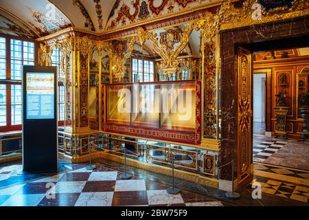 Dresden, Deutschland. Mai 2020. Die geplünderte und jetzt ausgestellte Vitrine im Juwelensaal des historischen Grünen Gewölbes im Residenzpalast. Das Historische Grüne Gewölbe Dresden wurde zum ersten Mal seit dem spektakulären Einbruch im November 2019 wiedereröffnet. Die Besucherzahl wurde aufgrund der Corona-Schutzvorschriften begrenzt. Quelle: Oliver Killing/dpa-Zentralbild/dpa/Alamy Live News Stockfoto