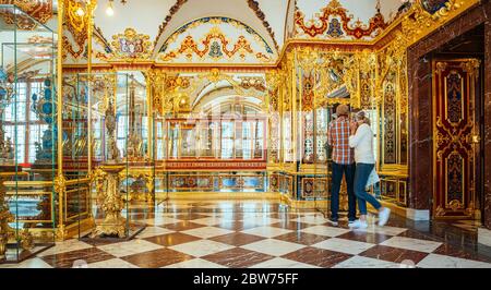 Dresden, Deutschland. Mai 2020. Besucher schauen sich im Schmuckzimmer des historischen Grünen Gewölbes im Residenzpalast um. Das Historische Grüne Gewölbe Dresden wurde zum ersten Mal seit dem spektakulären Einsturz im November 2019 wiedereröffnet. Die Besucherzahl wurde aufgrund der Corona-Schutzvorschriften begrenzt. Quelle: Oliver Killing/dpa-Zentralbild/dpa/Alamy Live News Stockfoto