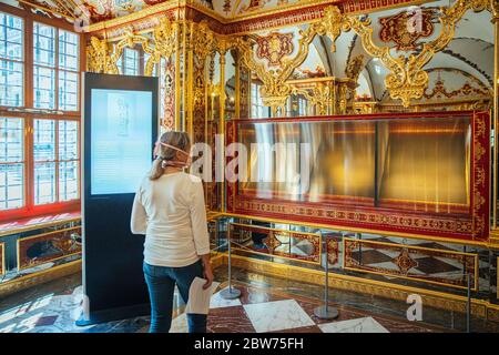 Dresden, Deutschland. Mai 2020. Ein Besucher schaut in die geraubte und jetzt ausgestellte Vitrine im Juwelensaal des historischen Grünen Gewölbes im Residenzpalast. Das Historische Grüne Gewölbe Dresden wurde zum ersten Mal seit dem spektakulären Einsturz im November 2019 wiedereröffnet. Die Besucherzahl wurde aufgrund der Corona-Schutzvorschriften begrenzt. Quelle: Oliver Killing/dpa-Zentralbild/dpa/Alamy Live News Stockfoto