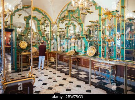 Dresden, Deutschland. Mai 2020. Ein Besucher schaut sich im Schmuckzimmer des historischen Grünen Gewölbes im Residenzpalast um. Das Historische Grüne Gewölbe Dresden wurde zum ersten Mal seit dem spektakulären Einsturz im November 2019 wiedereröffnet. Die Besucherzahl wurde aufgrund der Corona-Schutzvorschriften begrenzt. Quelle: Oliver Killing/dpa-Zentralbild/dpa/Alamy Live News Stockfoto