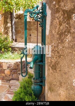 Handwasserpumpe in Gassin Dorf, Cote d'Azur, Provence, Südfrankreich Stockfoto