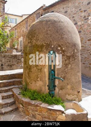 Handwasserpumpe in Gassin Dorf, Cote d'Azur, Provence, Südfrankreich Stockfoto