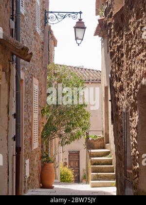 Straße in Gassin Dorf, Französisch Riviera, Cote d'Azur, Provence, Südfrankreich Stockfoto