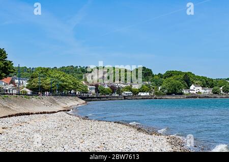 Mumbles Seafront mit Blick auf Oystermouth und Oystermouth Castle an der Swansea Bay Seafront. Ein sonniger Tag im Juli. Stockfoto