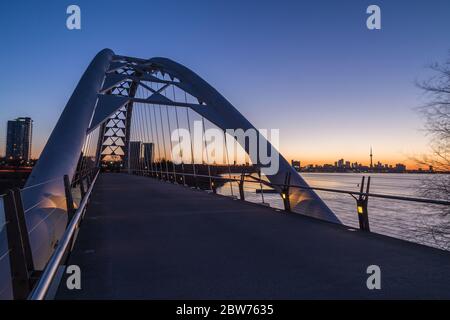 TORONTO, KANADA - 15. APRIL 2015: Humber Bridge und ein Teil der Skyline von Toronto bei Sonnenaufgang. Stockfoto