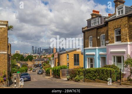 LONDON, Großbritannien - 24. MAI 2020: Blick von Point Hill auf Canary Wharf und Greenwich. Die Außenanlagen von Gebäuden und Menschen sind zu sehen. Stockfoto