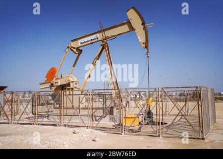 Bahrain City / Bahrain - 15. Januar 2020: Arbeitsöl-Pumpenheber bei der Arbeit in der Wüste Stockfoto