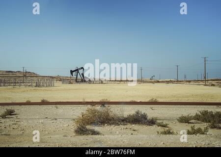 Bahrain City / Bahrain - 15. Januar 2020: Arbeitsöl-Pumpenheber bei der Arbeit in der Wüste Stockfoto