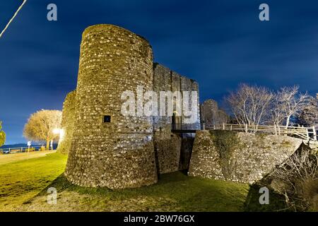 Turm und Eingang der mittelalterlichen Burg von Padenghe sul Garda. Brescia Provinz, Lombardei, Italien, Europa. Stockfoto