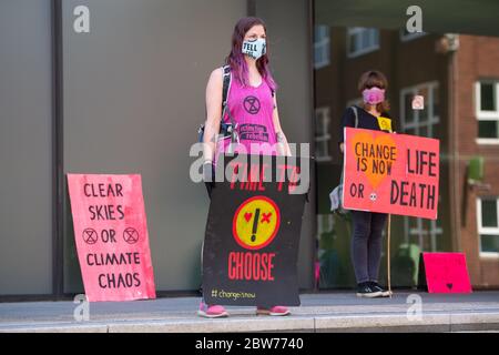 Aktivisten der Extinction Rebellion inszenieren einen sozial distanzierten Protest vor dem Woolwich Centre in Südlondon und fordern den rat auf, besser auf Covid-19 und den Klimawandel zu reagieren. Stockfoto