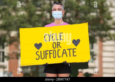 Aktivisten der Extinction Rebellion inszenieren einen sozial distanzierten Protest vor dem Woolwich Centre in Südlondon und fordern den rat auf, besser auf Covid-19 und den Klimawandel zu reagieren. Stockfoto