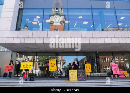 Aktivisten der Extinction Rebellion inszenieren einen sozial distanzierten Protest vor dem Woolwich Centre in Südlondon und fordern den rat auf, besser auf Covid-19 und den Klimawandel zu reagieren. Stockfoto