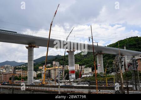 Genua, Italien - 29. Mai 2020: Gesamtansicht zeigt die Baustelle der neuen Morandi-Brücke (offiziell Viadotto Polcevera). Die ursprüngliche Brücke ist im August 2018 eingestürzt und die neue Brücke soll im Juli 2020 wieder eröffnet werden. Quelle: Nicolò Campo/Alamy Live News Stockfoto