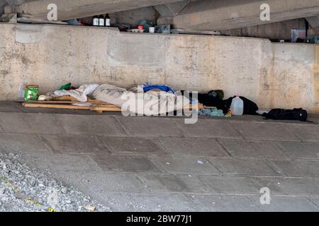 Saint John, NB, Kanada - 2. Juni 2019: Der Ort, an dem ein Obdachloser unter einer Brücke lebt. Es gibt ein provisorisches Bett, einige Kleidung und andere Gegenstände. Stockfoto
