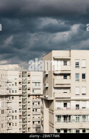 Stürmische Wolken über den Wohngebäuden Stockfoto