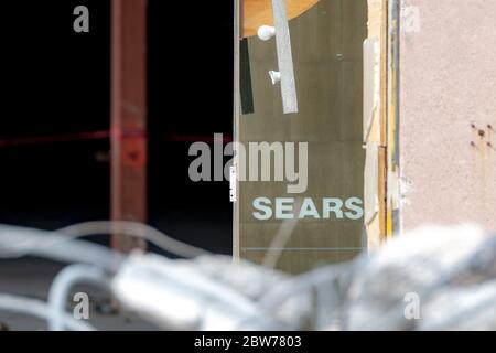 Saint John, NB, Kanada - 2. März 2019: Abbruch des s Sears-Geschäfts. Ein Nahaufnahme des Wortes Sears erscheint auf einem Fenster eines teilweise abgerissenen Gebäudes Stockfoto