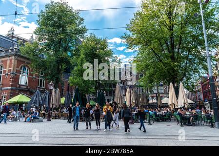 Amsterdam, Niederlande - 9. September 2018: Straße mit Menschen auf der Bar und Restaurant Terrassen in Leidseplein, Amsterdam, Niederlande Stockfoto