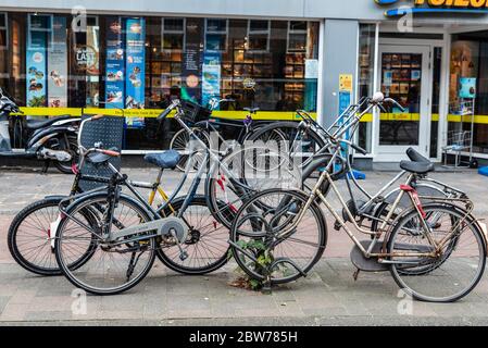 Amsterdam, Niederlande - 10. September 2018: Fahrräder auf einer Straße im Zentrum von Amsterdam, Niederlande geparkt Stockfoto