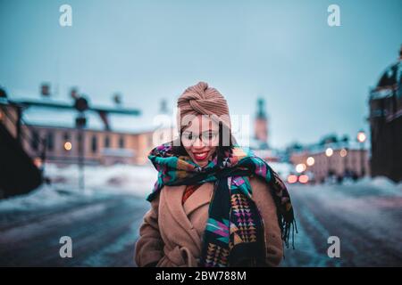 Eine glückliche Frau in gemütlicher Kleidung im Winter Stockfoto