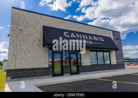 Saint John, New Brunswick, Kanada - 18. Juli 2018: Ein CANNABIS NB-Einzelhandelsgeschäft, in dem legalisierter Cannabis verkauft werden soll. Stockfoto