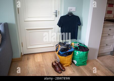 Eine Tasche mit Kleidung und Gegenständen, die darauf warten, an eine Wohltätigkeitsorganisation oder einen Sparladen gespendet zu werden. Stockfoto