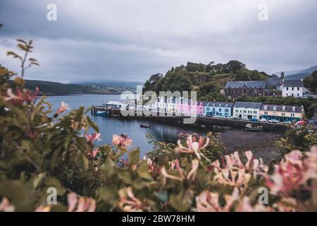 Bunte Häuser im Hafen von Portree auf der Isle Of Skye, Schottland Stockfoto