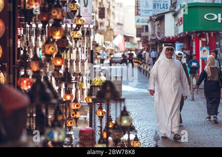 Bahrain City / Bahrain - 15. Januar 2020: Lokale muslimische Menschen einkaufen im Souq Basar Bereich in der Altstadt von Bahrain Stockfoto