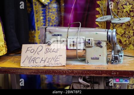 Bahrain City / Bahrain - 15. Januar 2020: Alte Nähmaschine mit zum Verkauf stehenden Schild Stockfoto