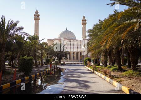 Bahrain Stadt / Bahrain - 15. Januar 2020: Lokale muslimische Gläubige in der Al-Fateh Grand Moschee Stockfoto