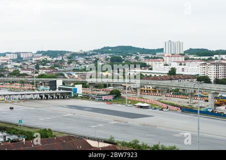 Seri Kembangan, Malaysia - Mai 17,2020 : leere Straße in Sungai Besi toll Plaza während der Coronavirus-Sperre in Malaysia. Stockfoto