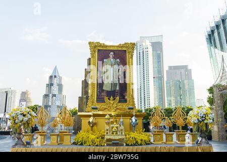 Bangkok, Thailand - 30,2019. Oktober: Großes Porträt des thailändischen Königs, seiner Majestät König Bhumibol Adulyadej der große (Rama IX), in Erinnerung. Stockfoto