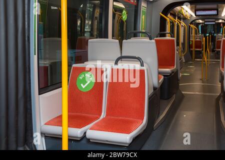 Sydney, Australien. Samstag, 30. Mai 2020. Eine Sydney Tram am Circular Quay, die soziale Distanzen auf den Sitzen und Bodenbereichen für Passagiere zeigt, da Covid -19 Rückführungen erleichtert. Credit Paul Lovelace/ Alamy Live News Stockfoto