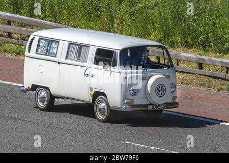 1969 60er Jahre Cream VW Transporter; Touring Caravans und Reisemobile, Wohnmobil auf britischen Straßen, Wohnmobil Freizeitfahrzeug, Familienurlaub, Caravanette Urlaub, Caravan Urlaub, van Umbauten, autohome, Leben auf der Straße Stockfoto